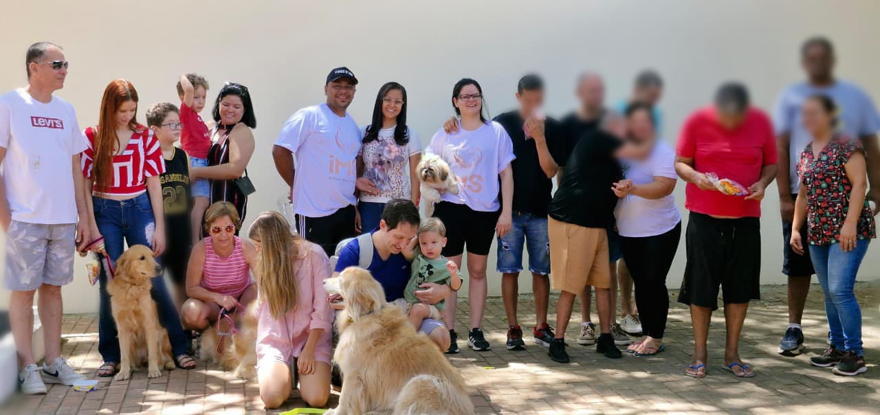 Voluntários do Instituto Mãos que Salvam em ação social